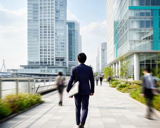 東京都江東区有明のオフィス街を背景に打ち合わせへ向かうビジネス担当者